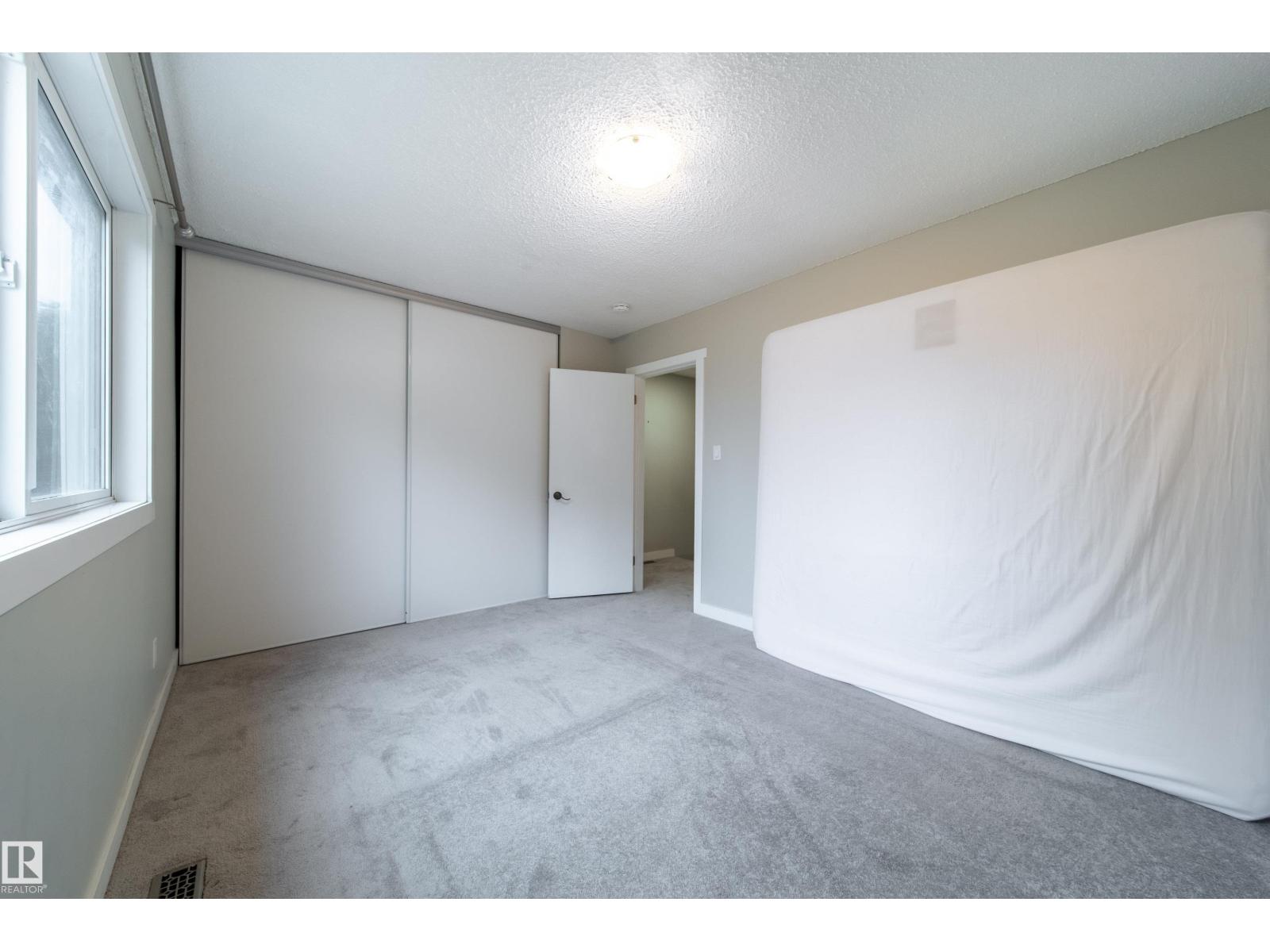 Photo 25 of 5622 148 St Nw Nw, Edmonton AB
