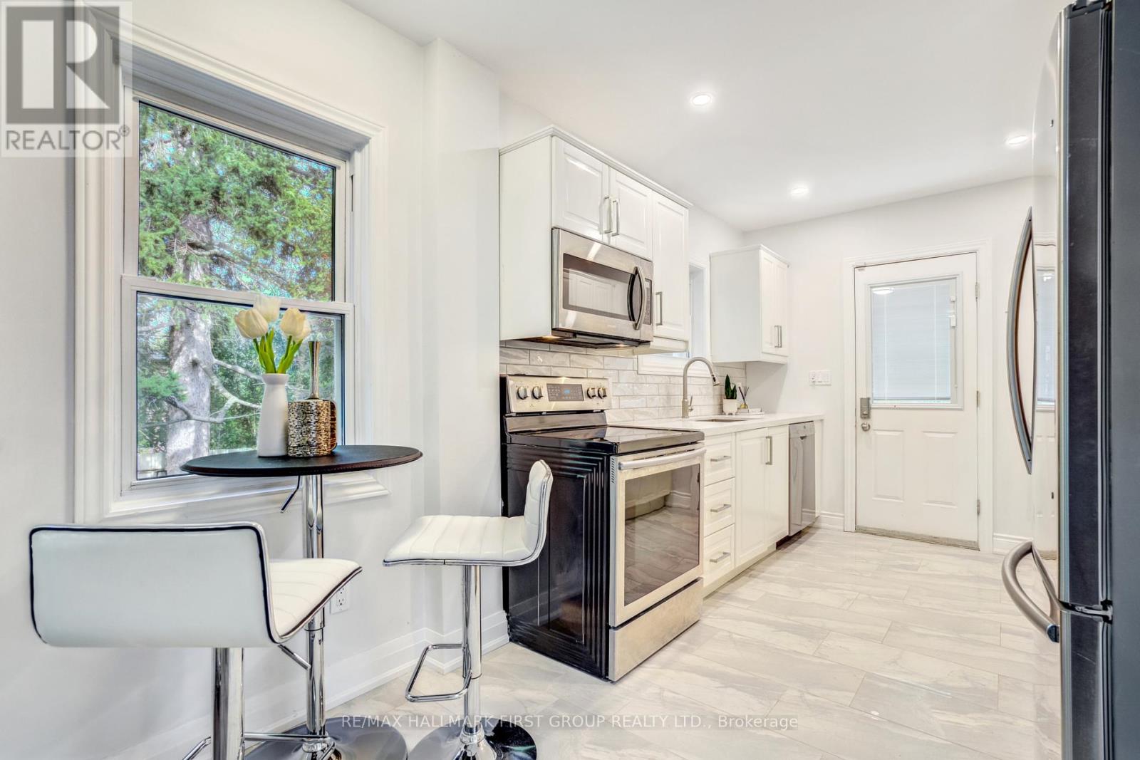 Photo 8 of 1395 Hurontario Street, Mississauga ON