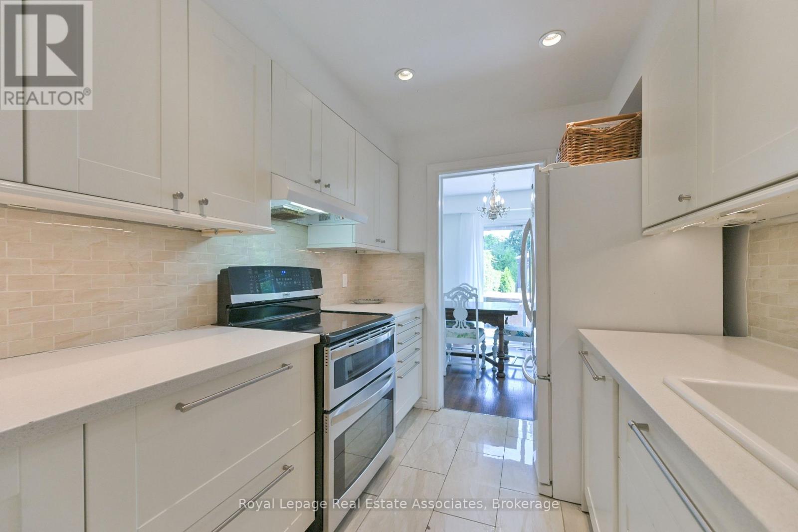 Photo 11 of 252 Royal Salisbury Way, Brampton ON