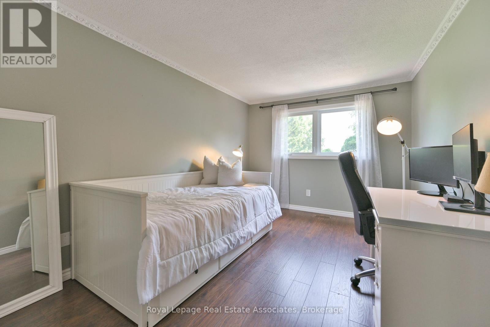 Photo 17 of 252 Royal Salisbury Way, Brampton ON