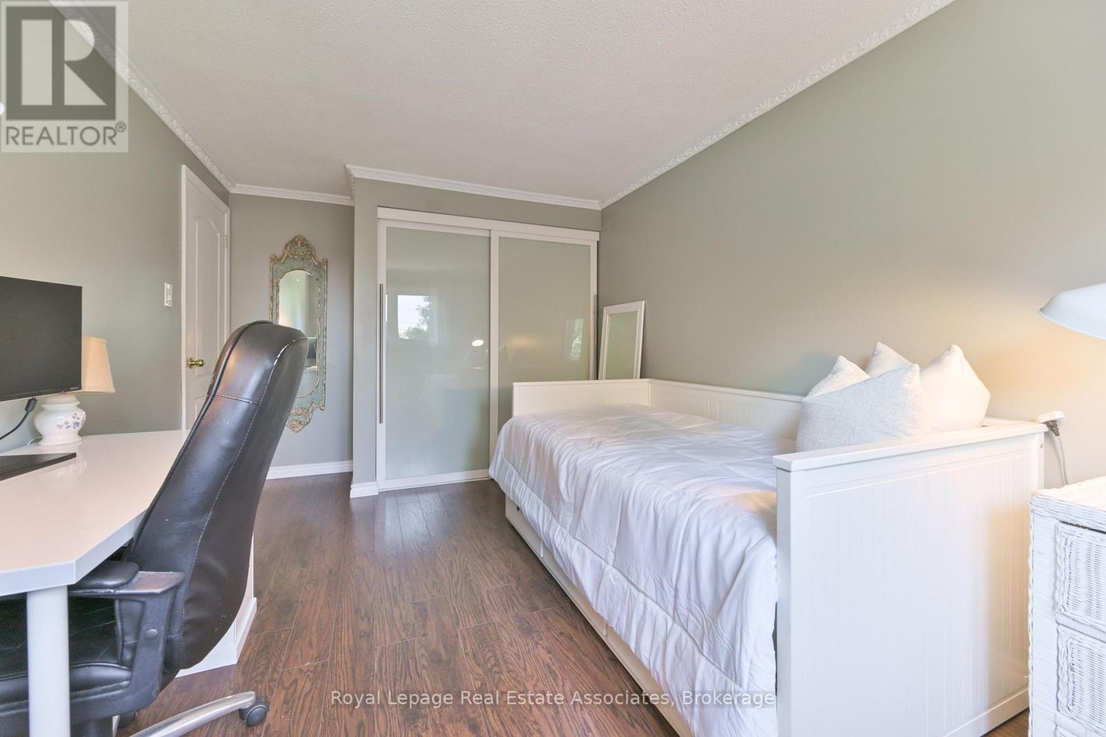 Photo 18 of 252 Royal Salisbury Way, Brampton ON