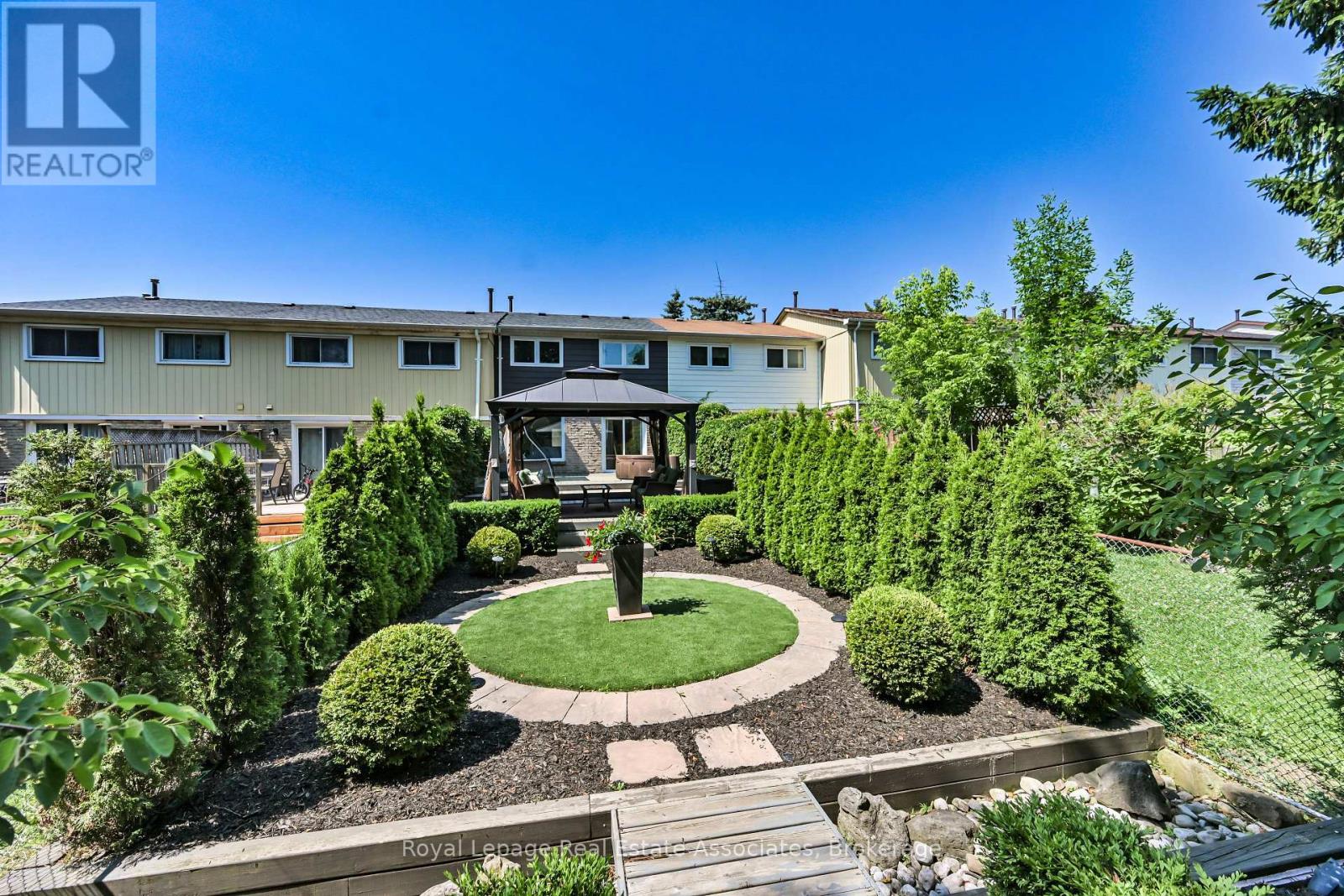 Photo 29 of 252 Royal Salisbury Way, Brampton ON