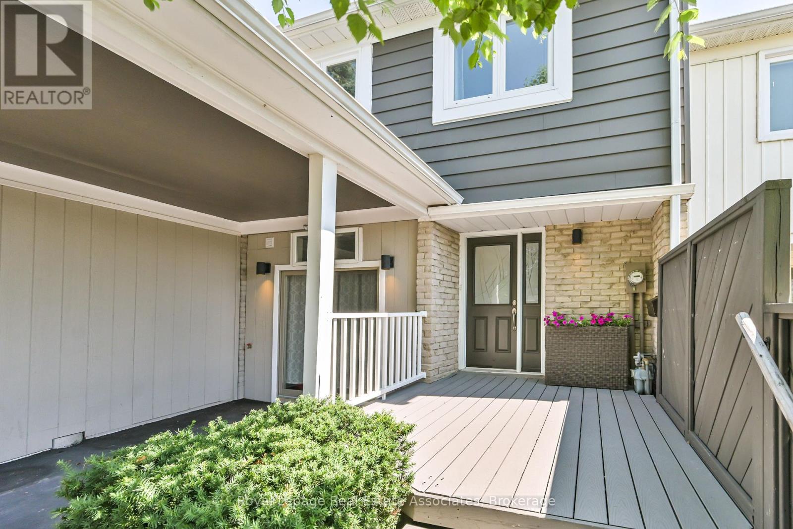 Photo 3 of 252 Royal Salisbury Way, Brampton ON