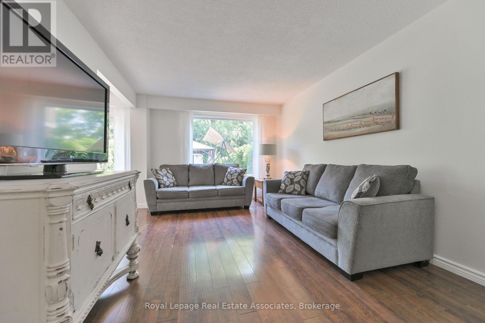 Photo 4 of 252 Royal Salisbury Way, Brampton ON
