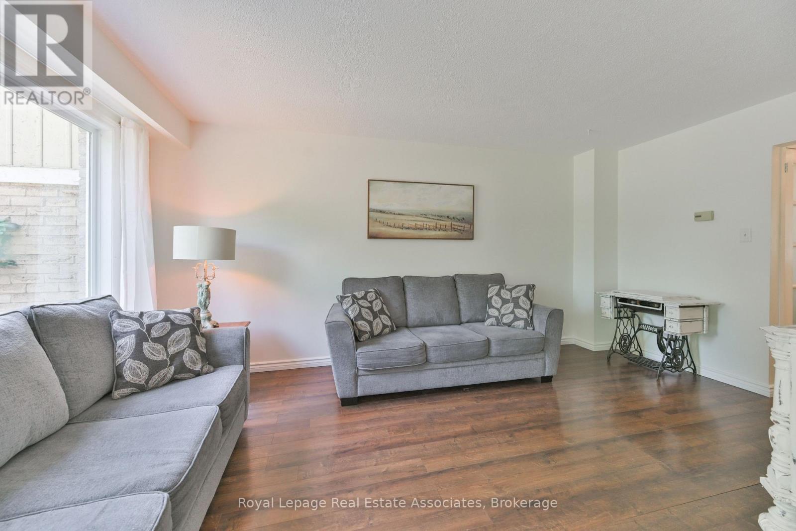 Photo 5 of 252 Royal Salisbury Way, Brampton ON