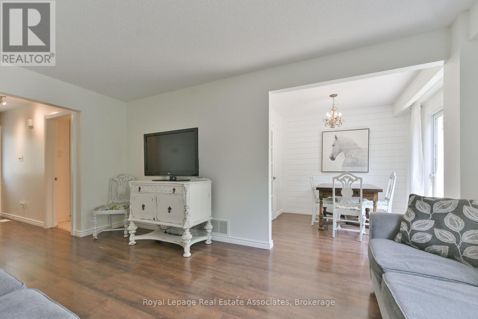 Photo 6 of 252 Royal Salisbury Way, Brampton ON