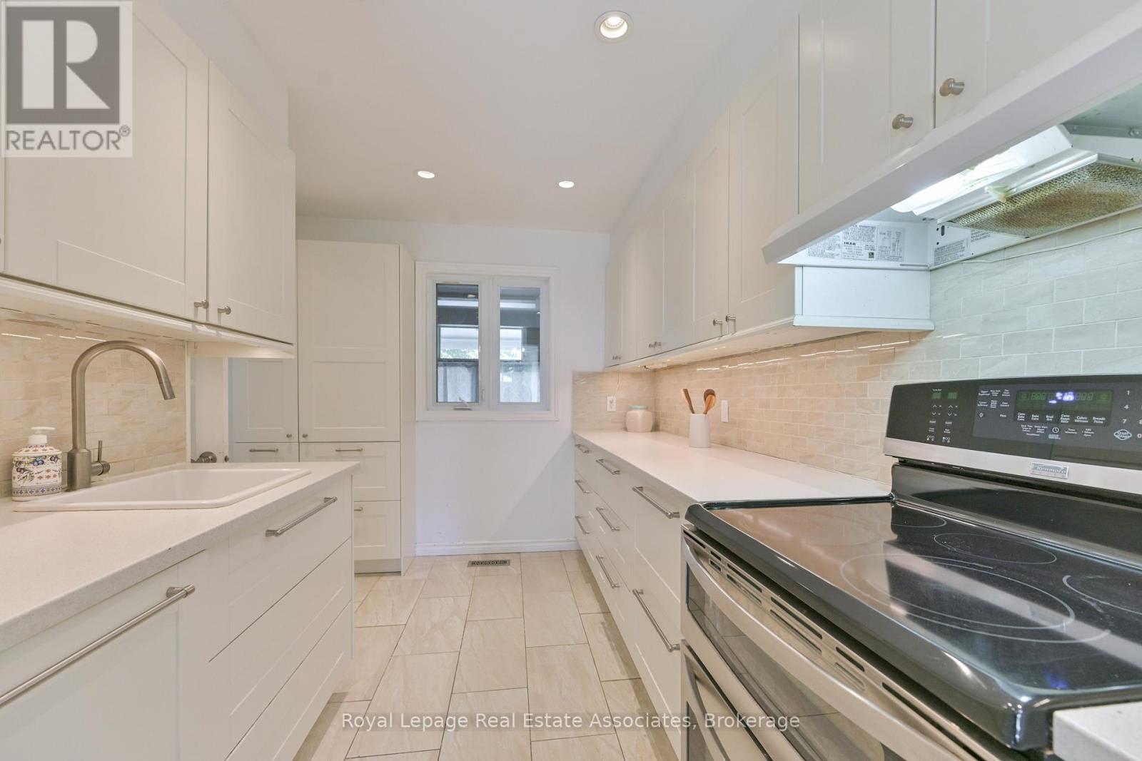 Photo 9 of 252 Royal Salisbury Way, Brampton ON