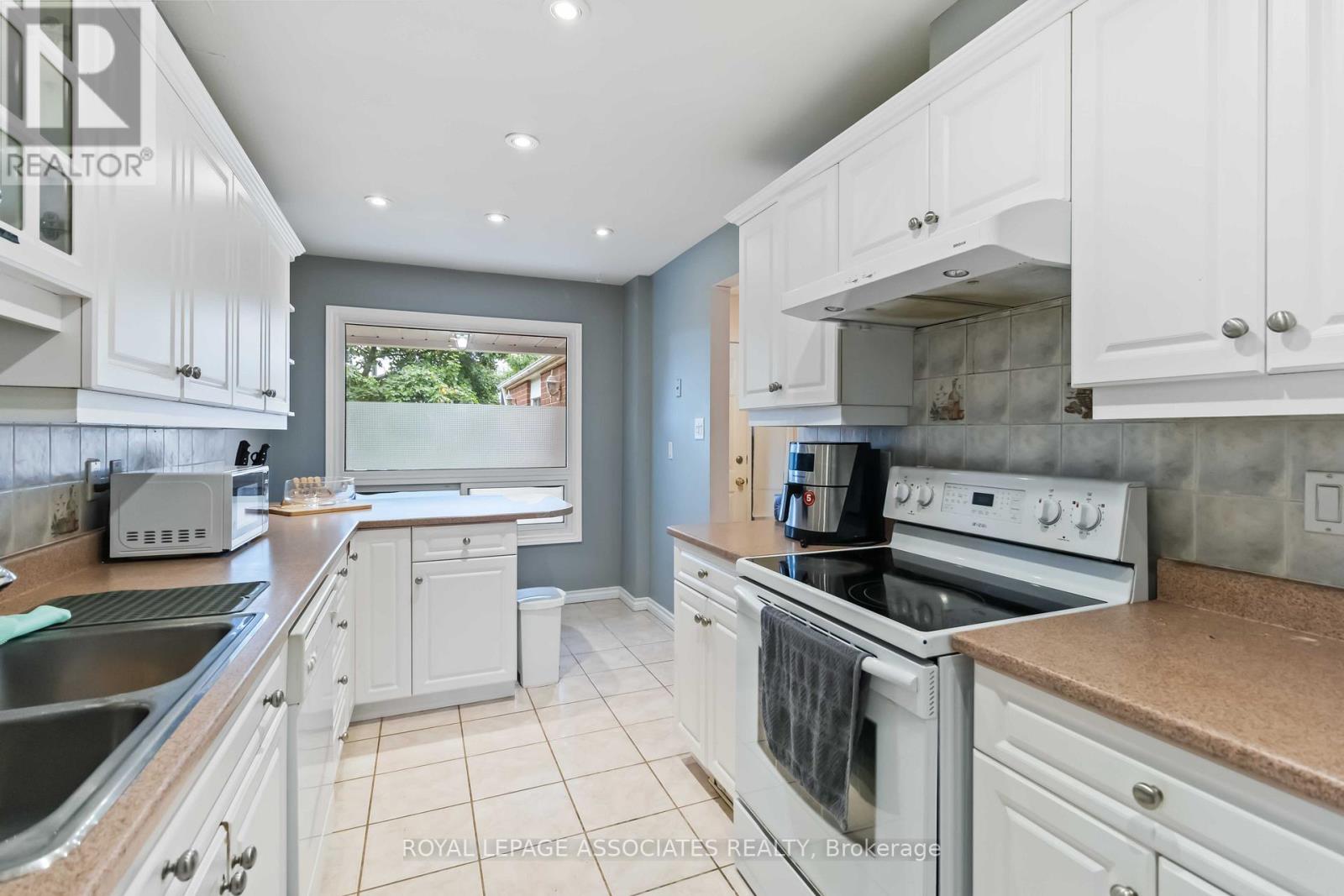 Photo 15 of 4343 Lee Drive, Mississauga ON