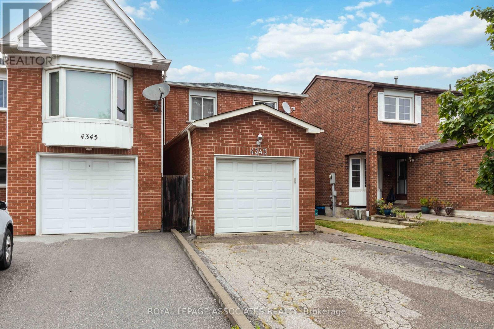 Photo 2 of 4343 Lee Drive, Mississauga ON