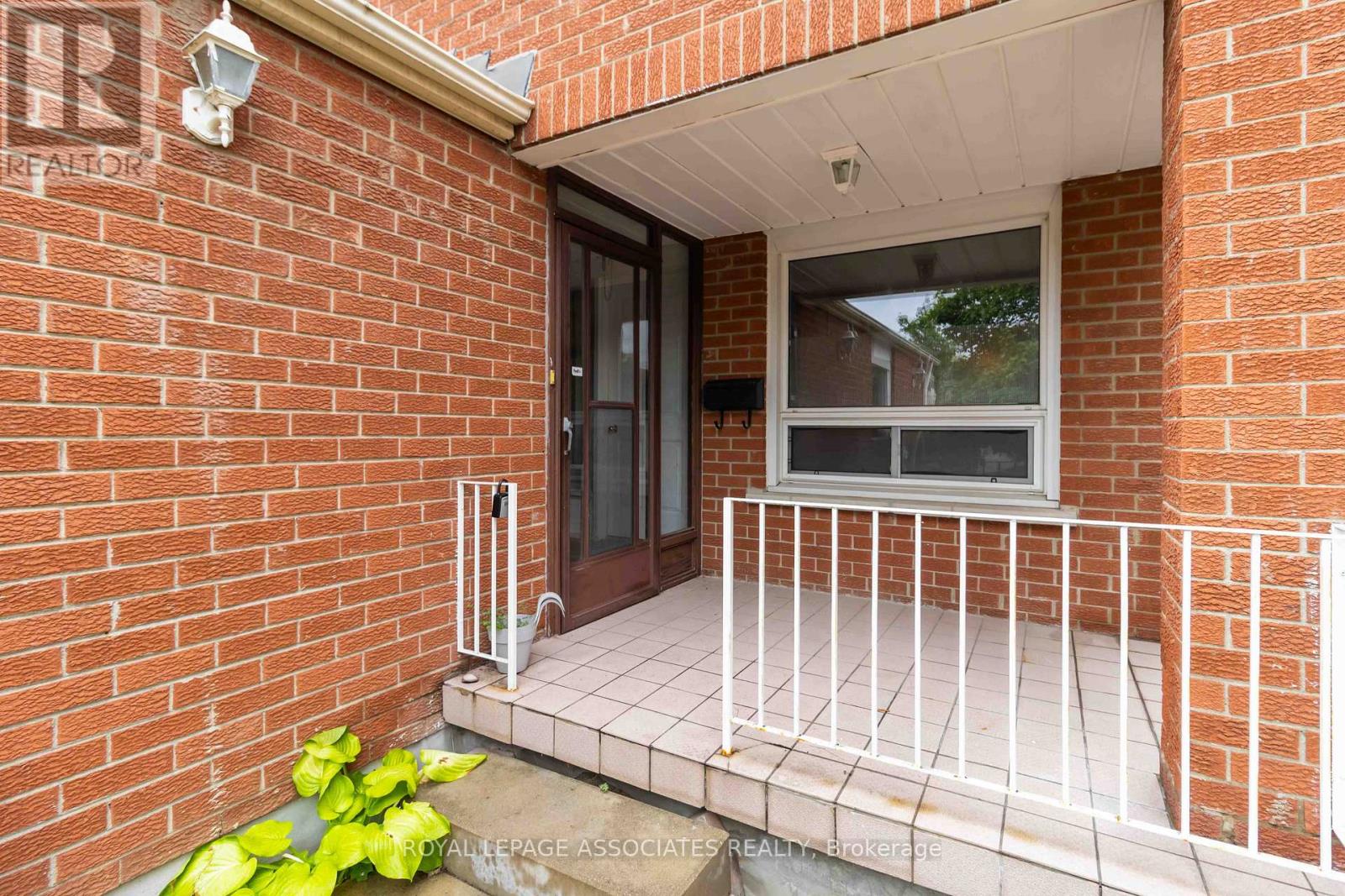 Photo 4 of 4343 Lee Drive, Mississauga ON