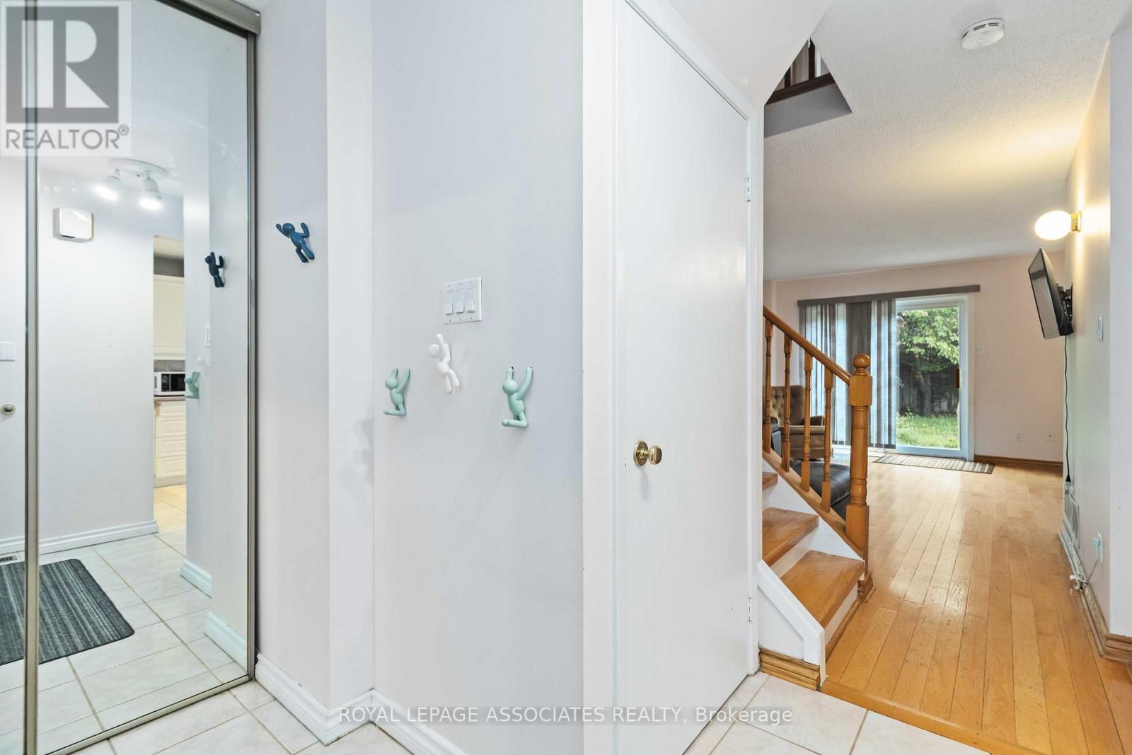 Photo 5 of 4343 Lee Drive, Mississauga ON