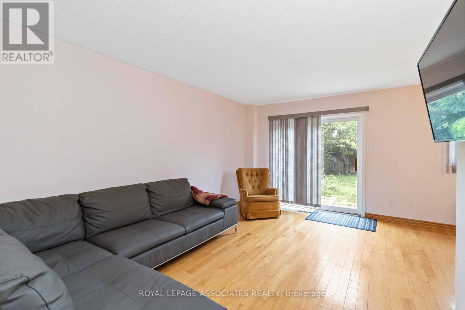 Photo 7 of 4343 Lee Drive, Mississauga ON