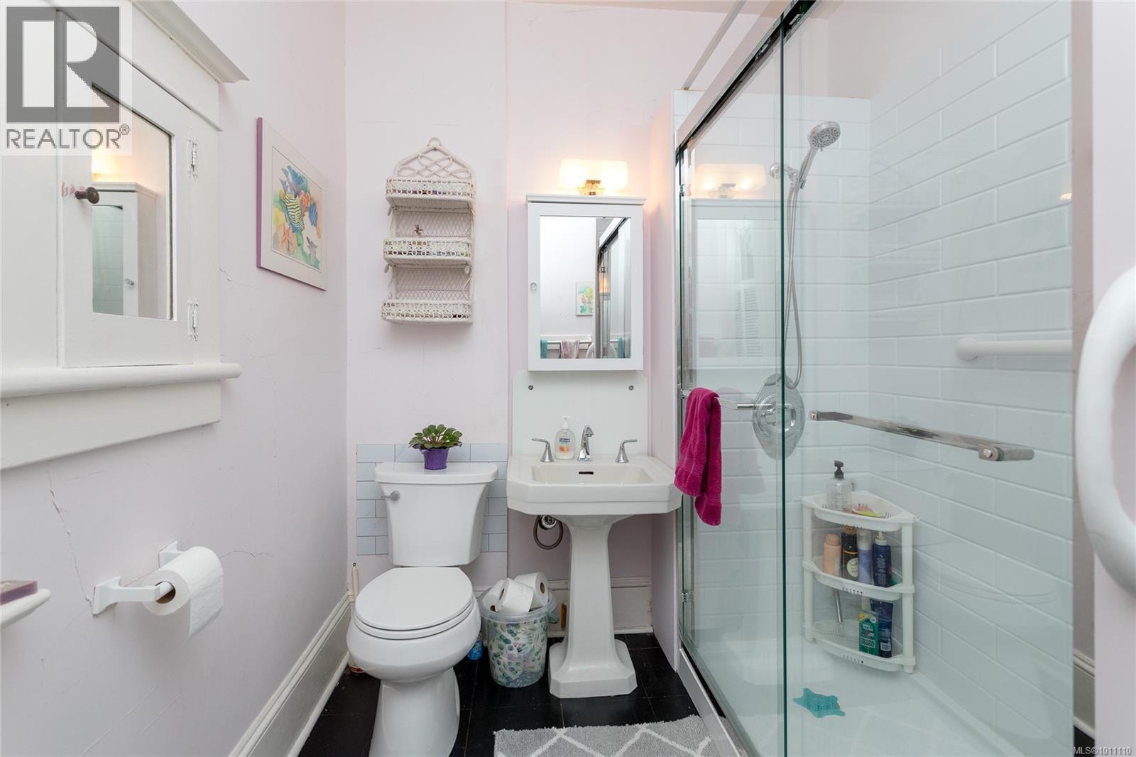 Photo 16 of 1070 St David St, Oak Bay BC
