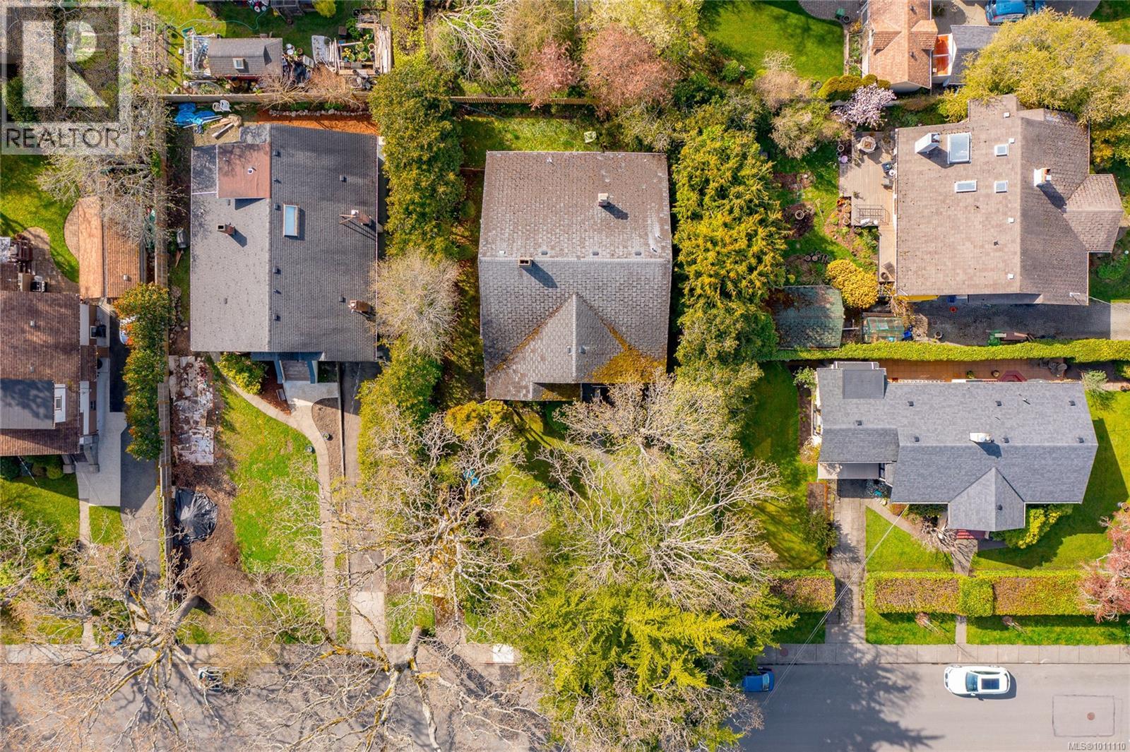 Photo 4 of 1070 St David St, Oak Bay BC