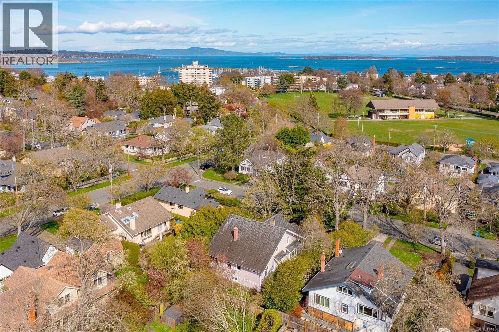 Photo 5 of 1070 St David St, Oak Bay BC