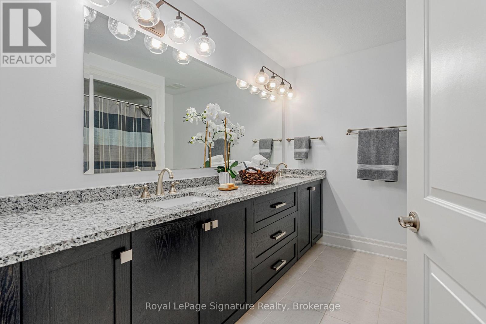 Photo 25 of 113 Landry Lane, Blue Mountains ON