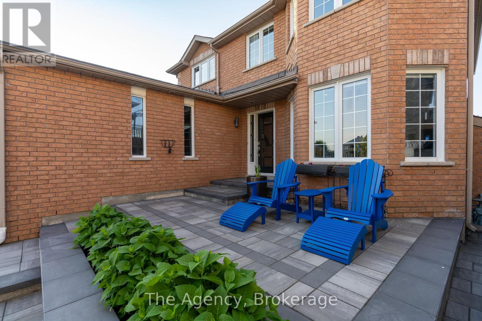Photo 2 of 7 Higgin Court, Barrie ON