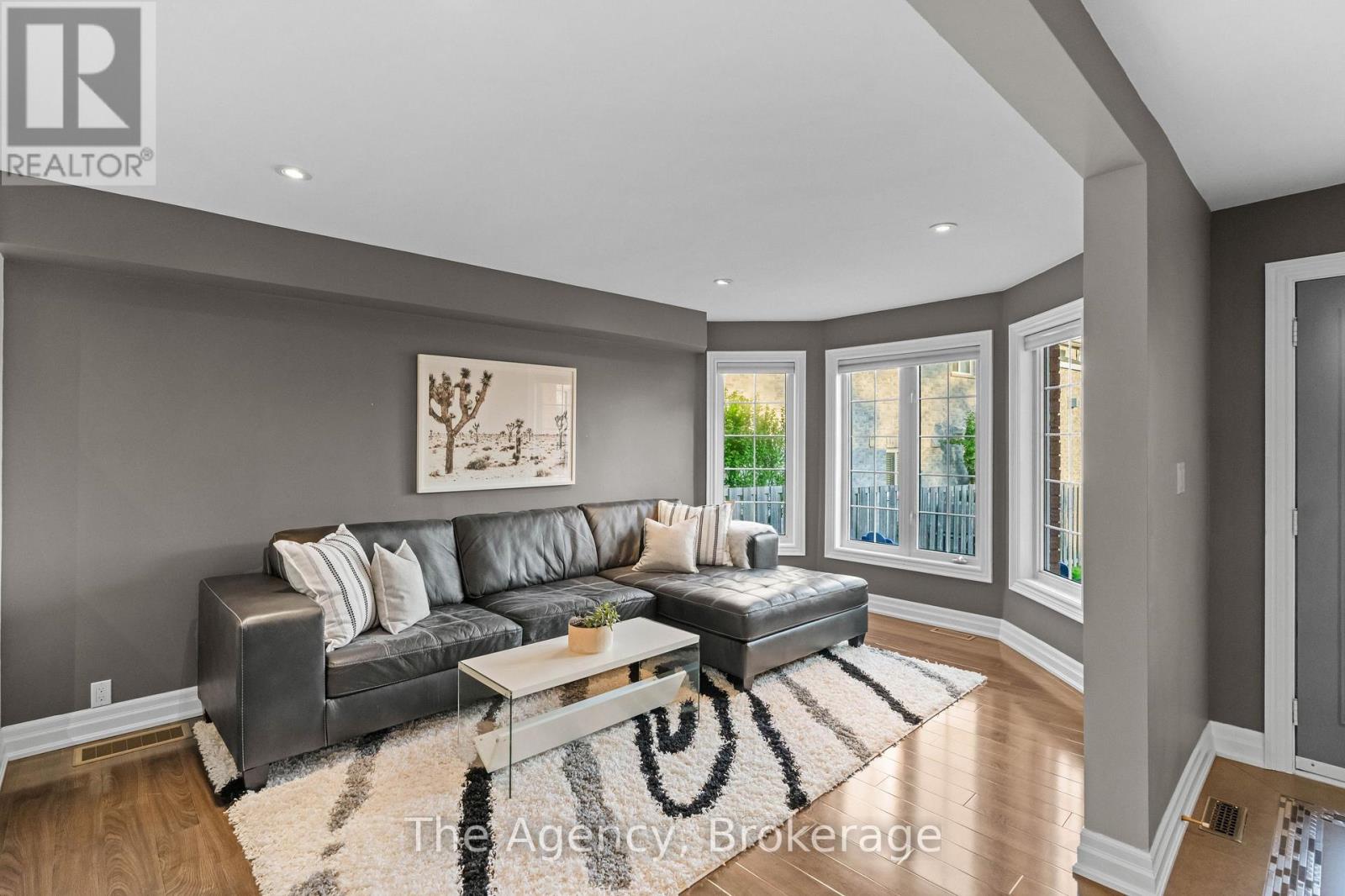 Photo 3 of 7 Higgin Court, Barrie ON