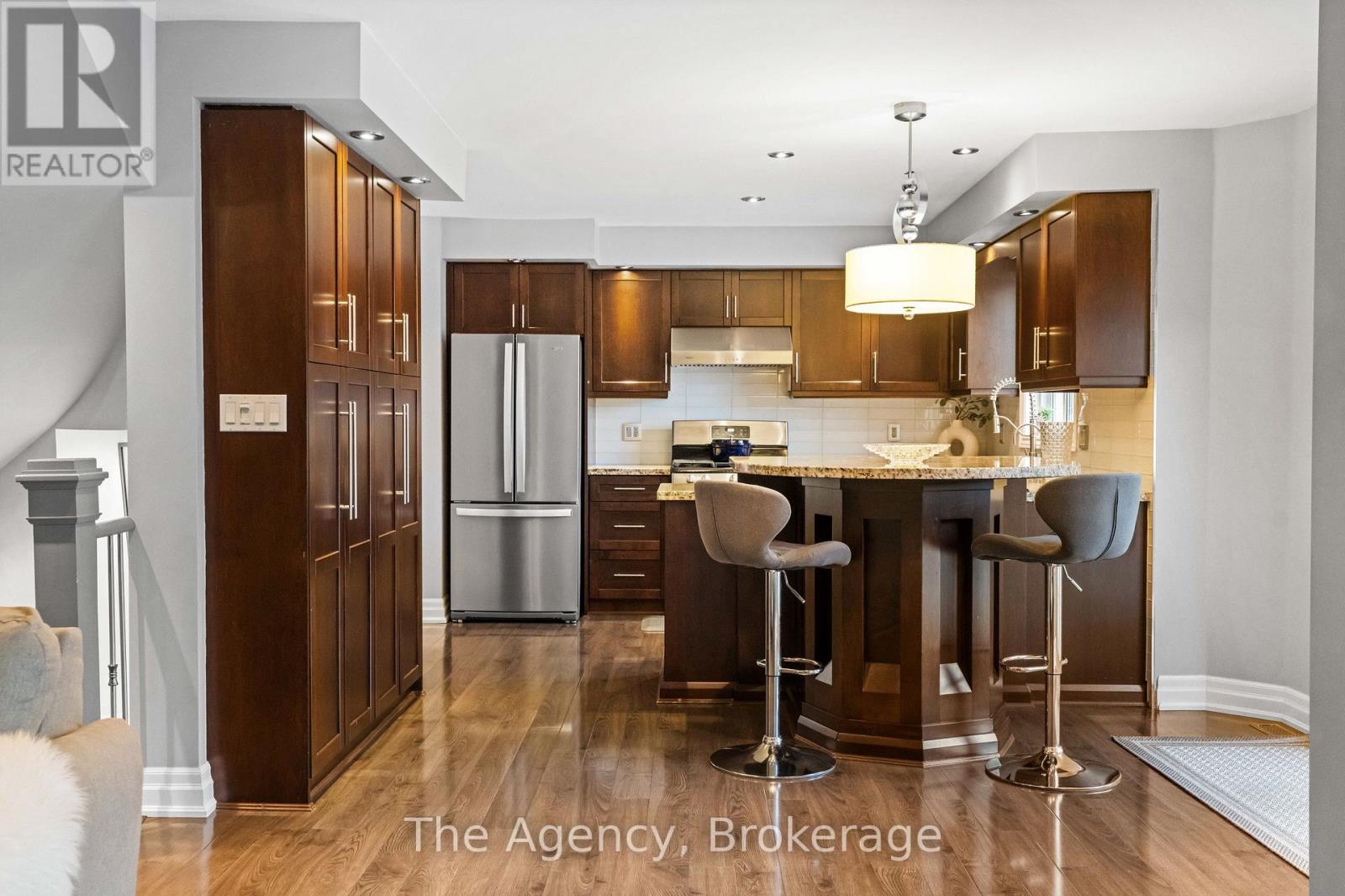Photo 5 of 7 Higgin Court, Barrie ON