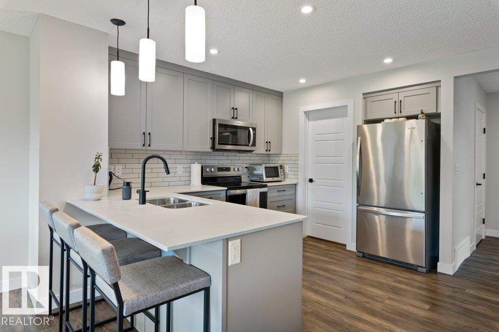 Photo 2 of 5127 Lark Cr Nw, Edmonton AB
