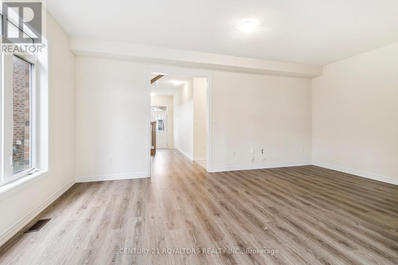 Photo 10 of 25 Ferragine Crescent, Bradford West Gwillimbury ON