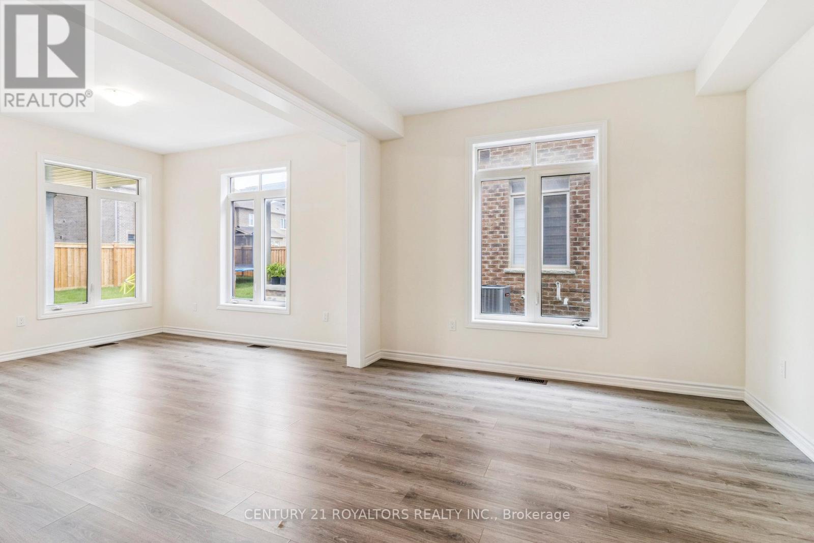 Photo 12 of 25 Ferragine Crescent, Bradford West Gwillimbury ON