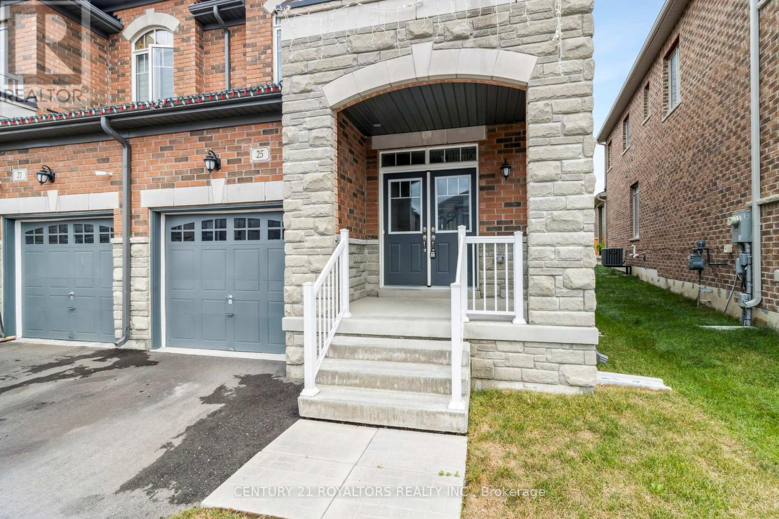Photo 2 of 25 Ferragine Crescent, Bradford West Gwillimbury ON