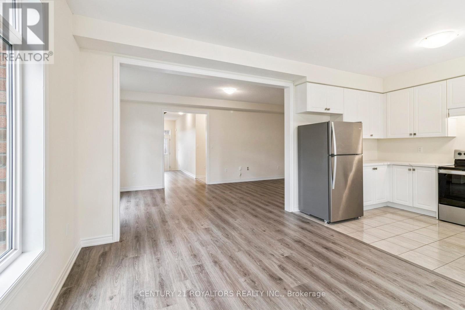 Photo 3 of 25 Ferragine Crescent, Bradford West Gwillimbury ON