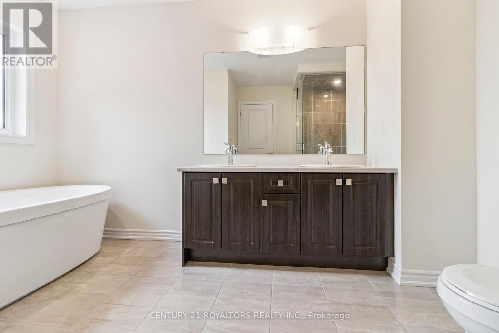 Photo 34 of 25 Ferragine Crescent, Bradford West Gwillimbury ON