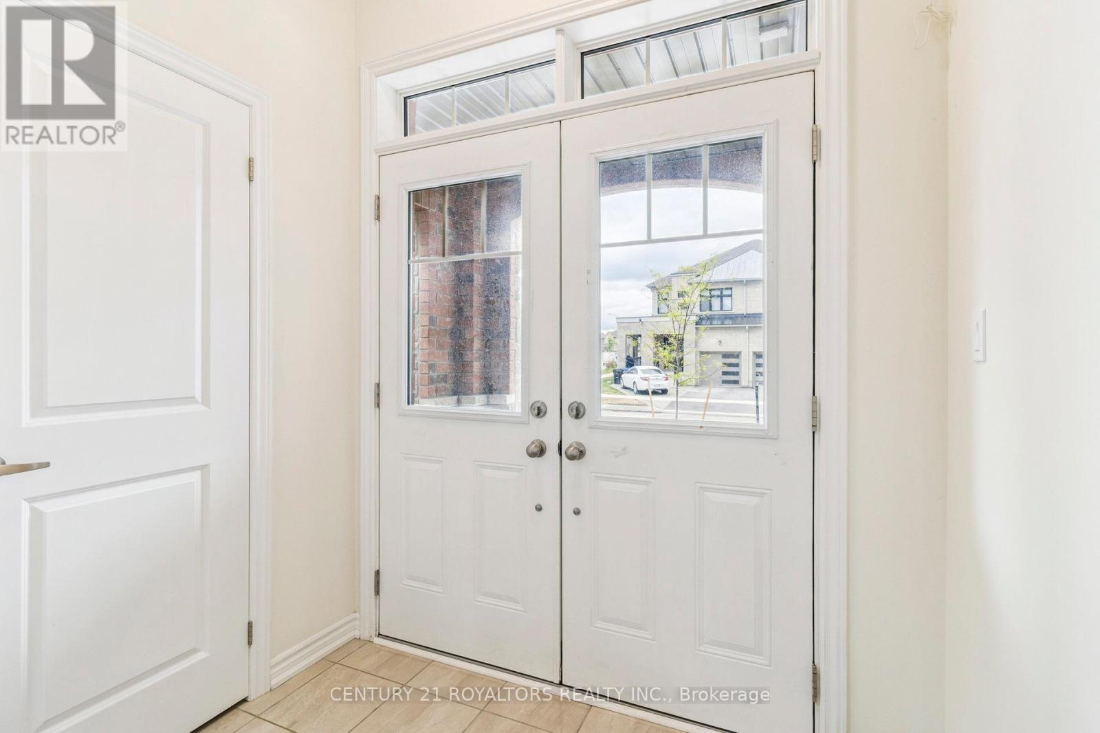 Photo 4 of 25 Ferragine Crescent, Bradford West Gwillimbury ON