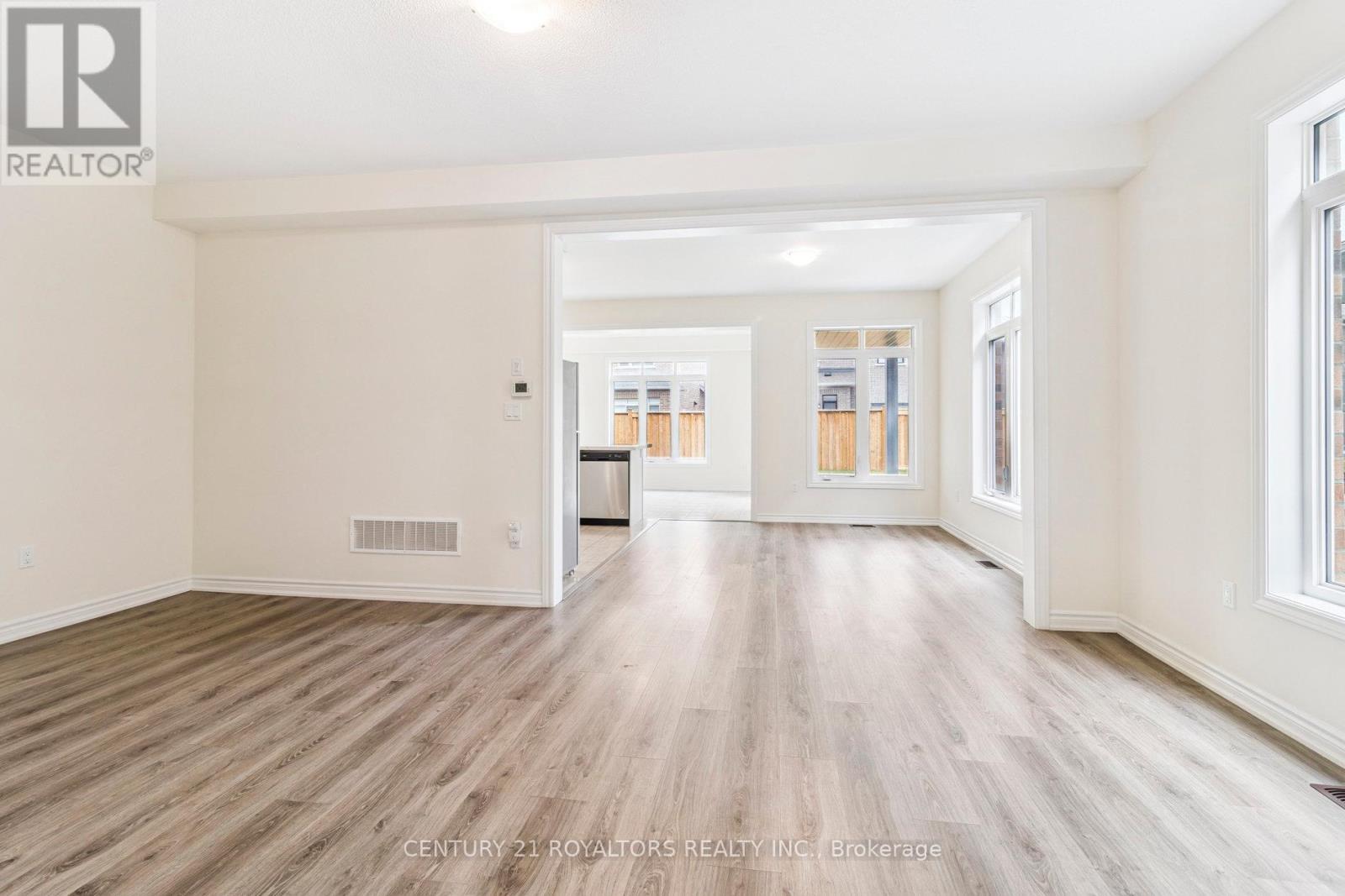 Photo 7 of 25 Ferragine Crescent, Bradford West Gwillimbury ON