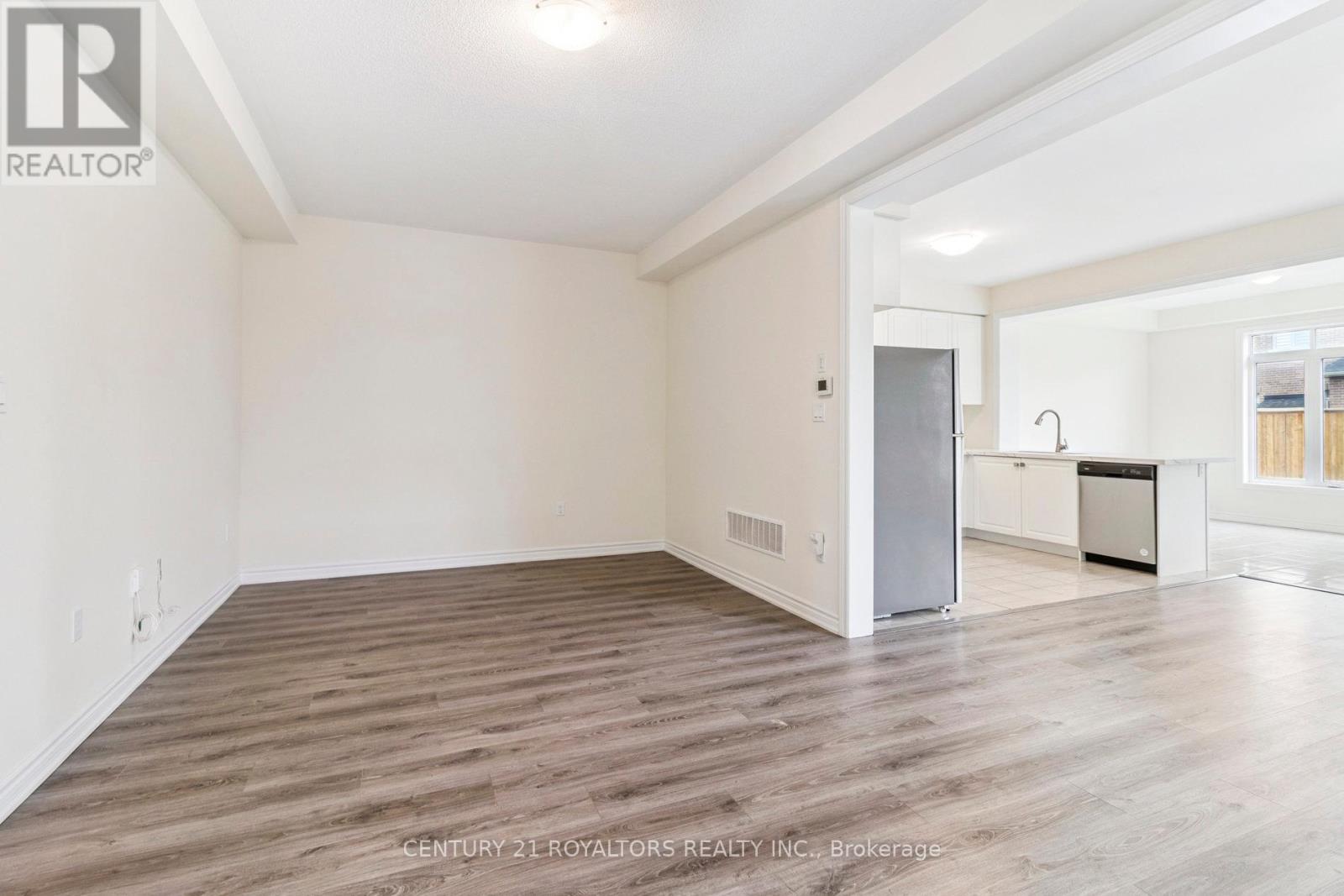 Photo 8 of 25 Ferragine Crescent, Bradford West Gwillimbury ON