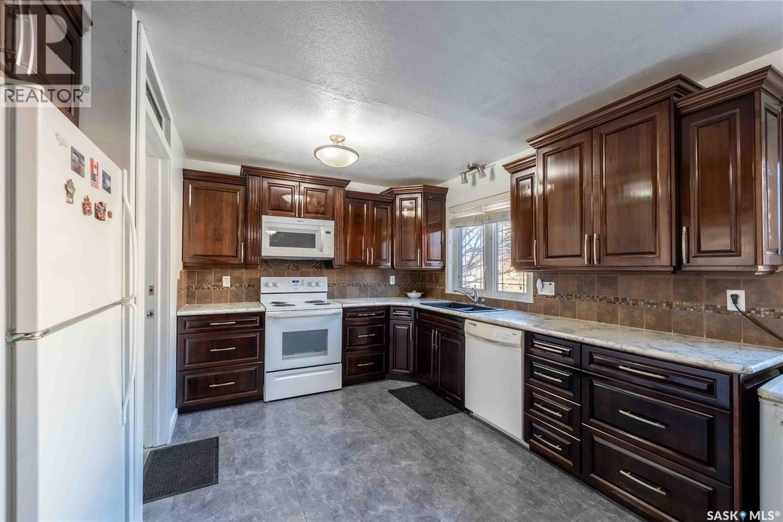 Photo 7 of 1314 Henleaze Avenue, Moose Jaw SK
