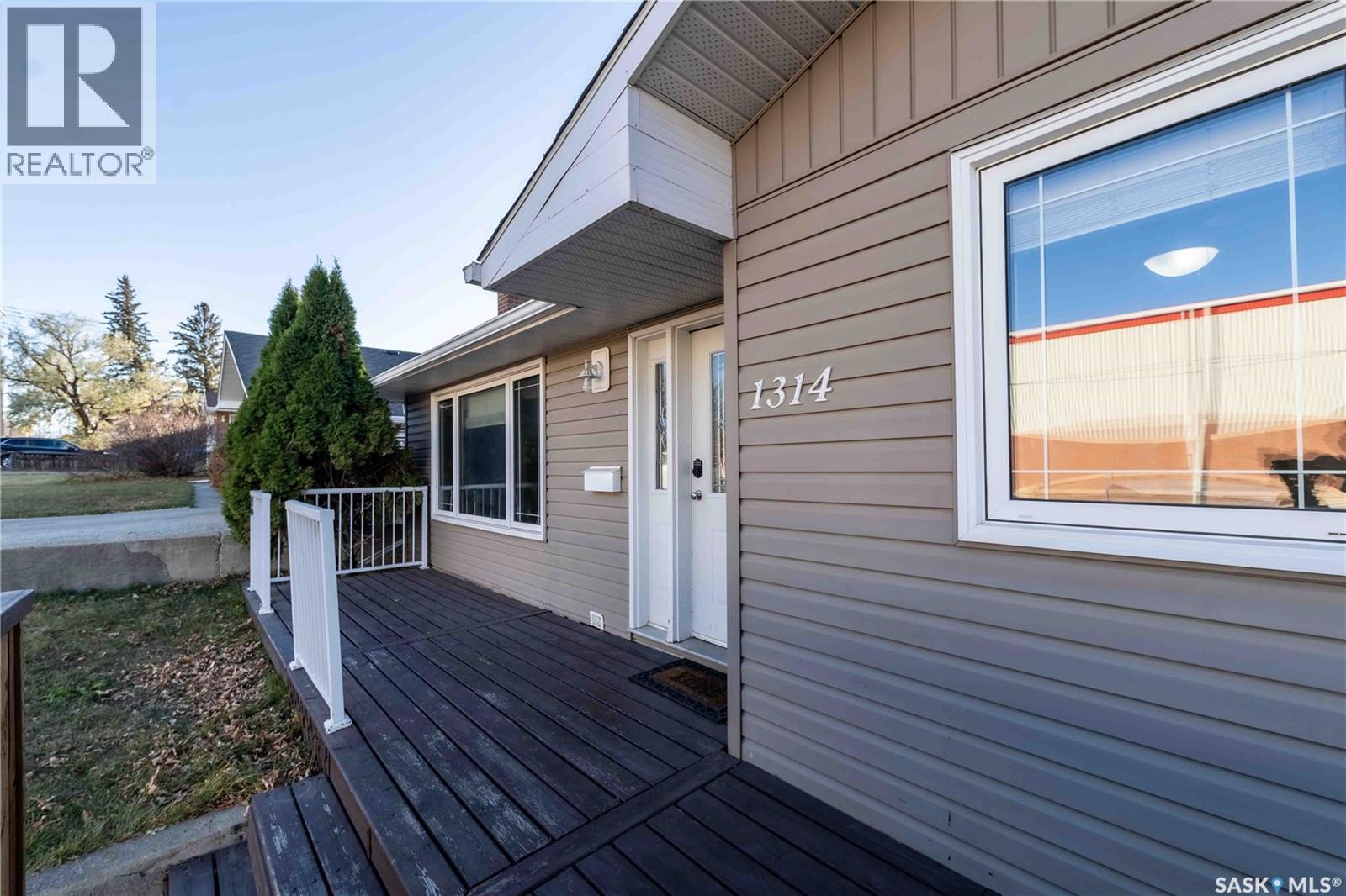 Photo 3 of 1314 Henleaze Avenue, Moose Jaw SK