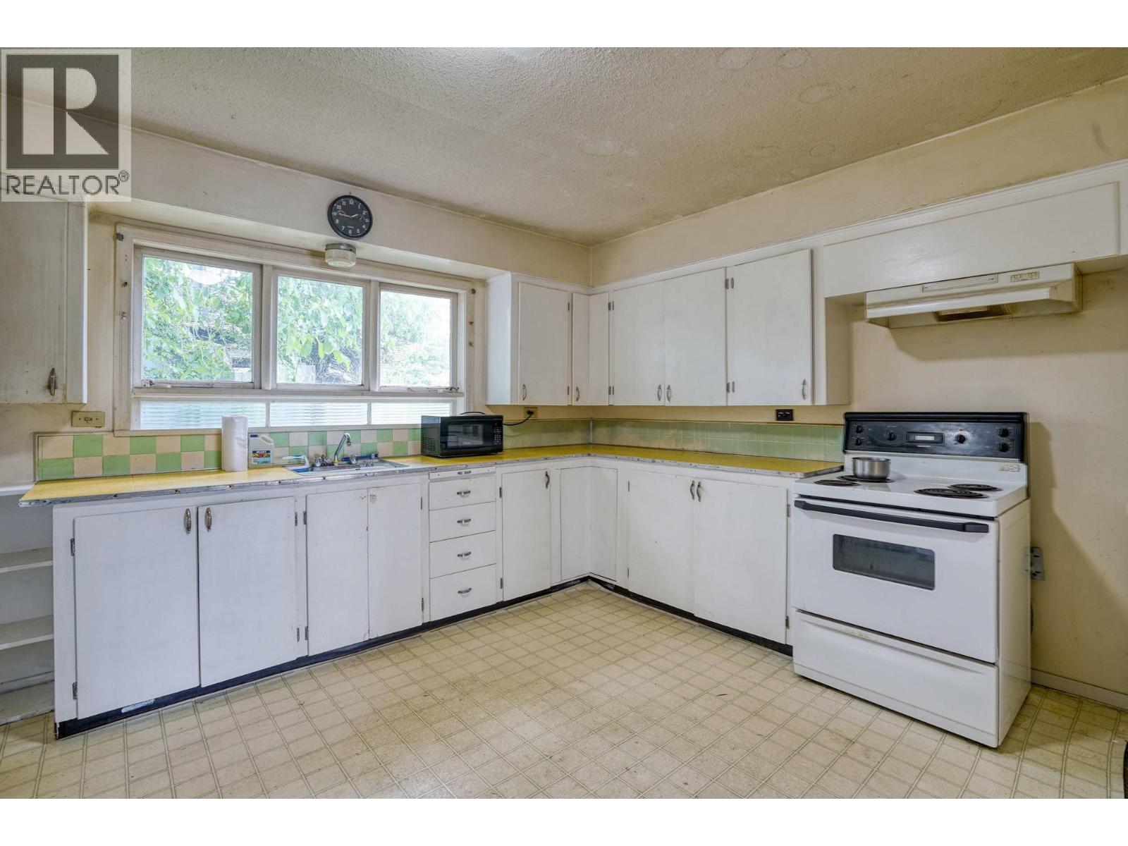 Photo 8 of 426 Seventh Street, New Westminster BC