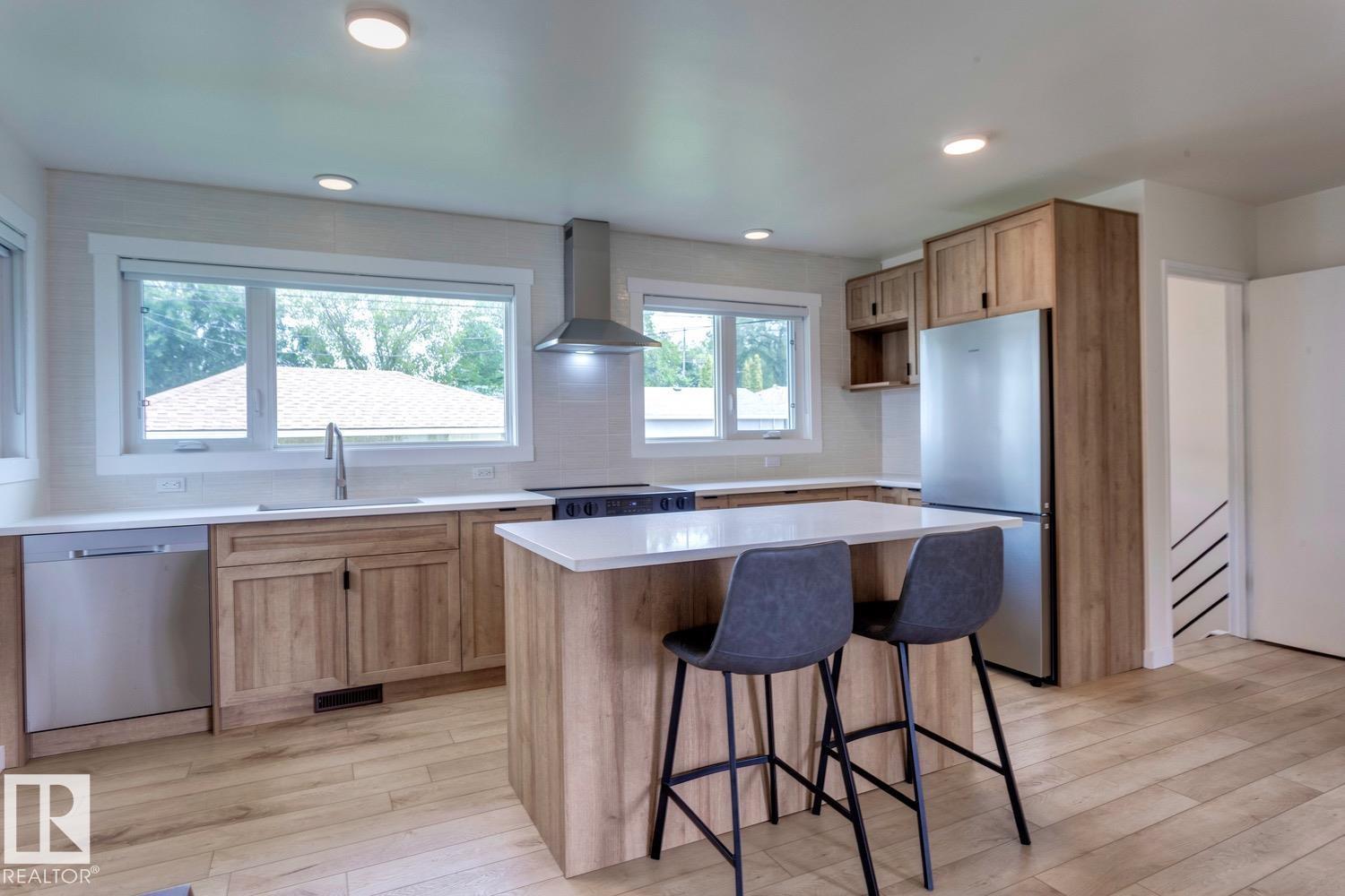 Photo 1 of 10527 52 St Nw Nw, Edmonton AB