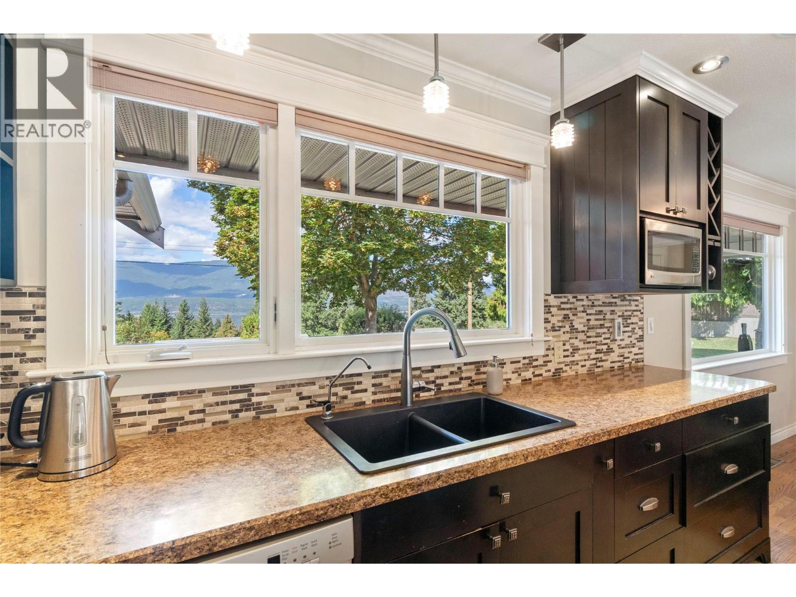 Photo 10 of 2230 28 Street Ne, Salmon Arm BC