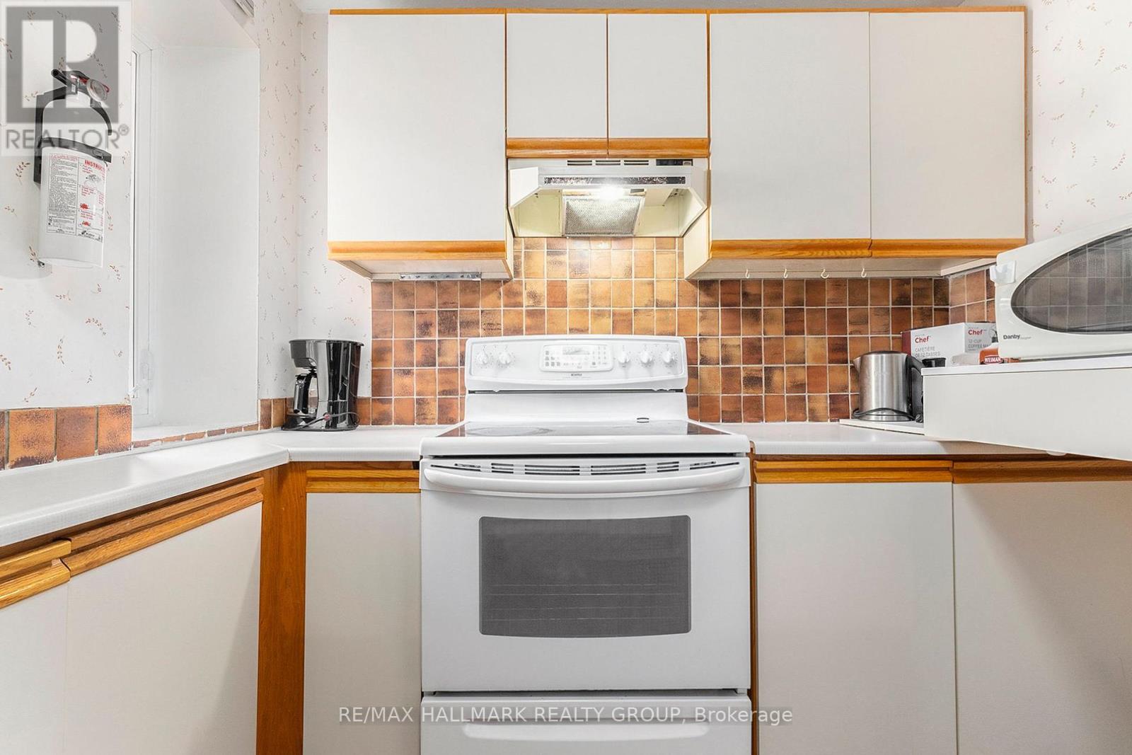 Photo 10 of 3 244 Charlotte Street, Ottawa ON