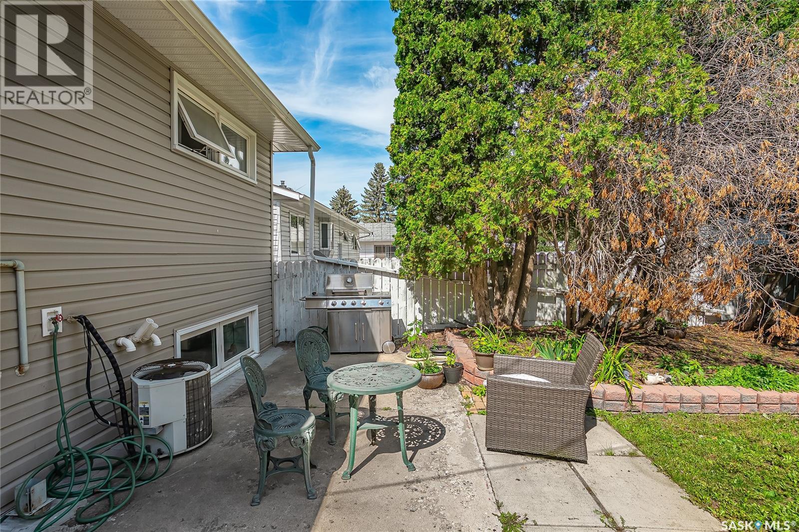 Photo 5 of 1316 J Avenue N, Saskatoon SK