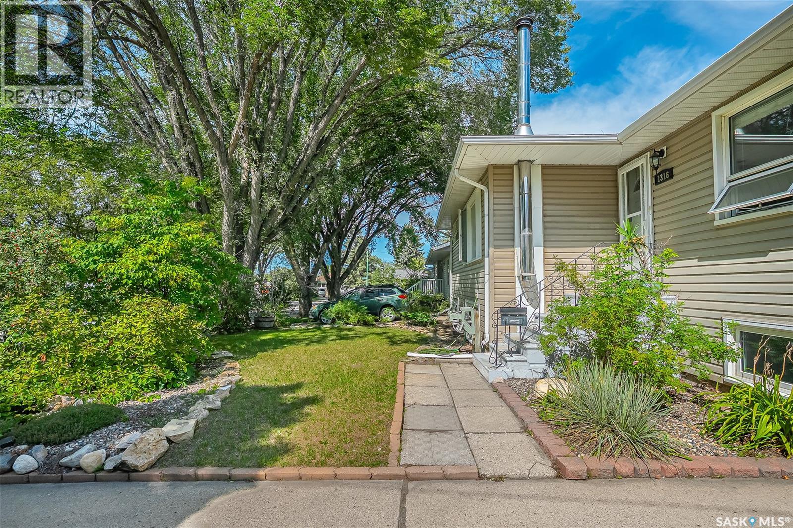 Photo 12 of 1316 J Avenue N, Saskatoon SK