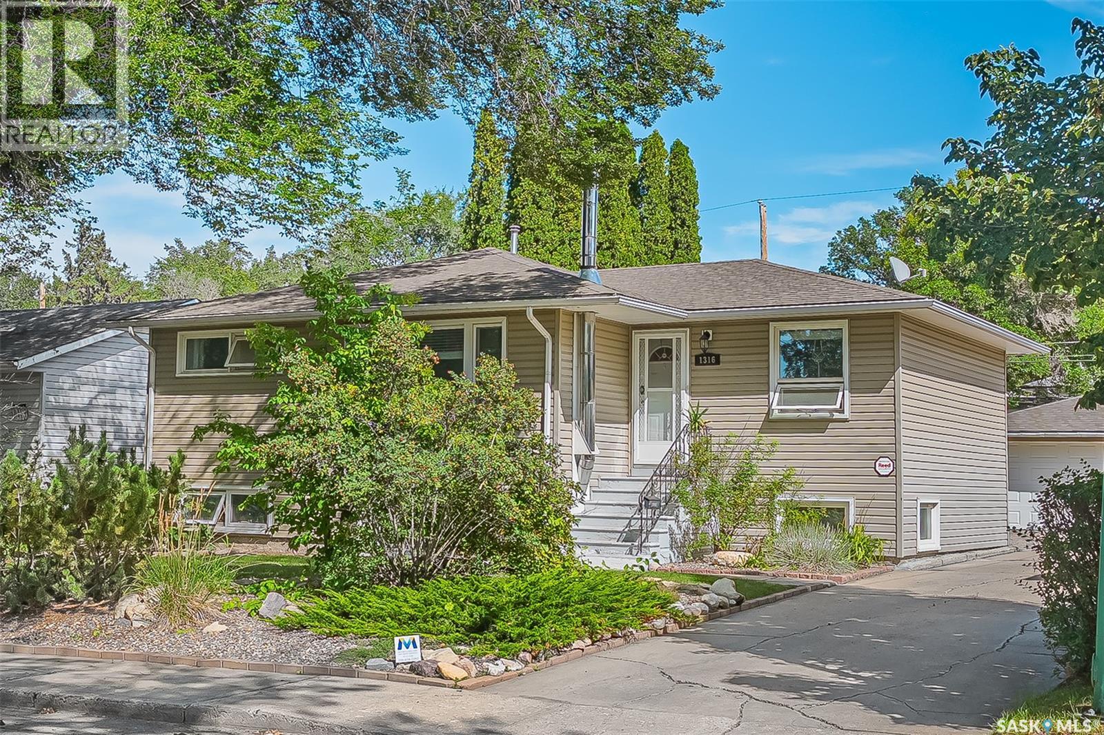 Photo 2 of 1316 J Avenue N, Saskatoon SK