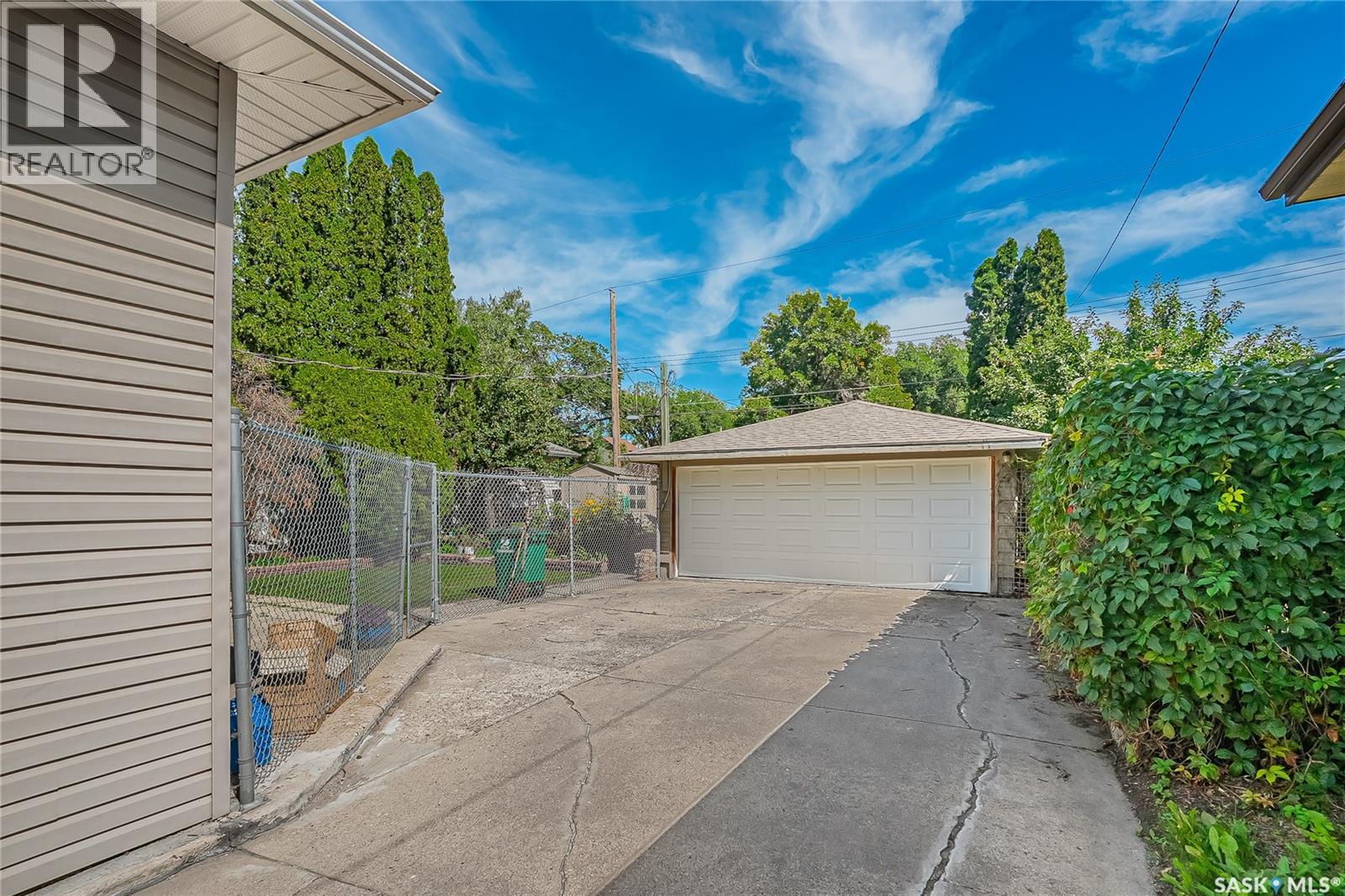Photo 3 of 1316 J Avenue N, Saskatoon SK