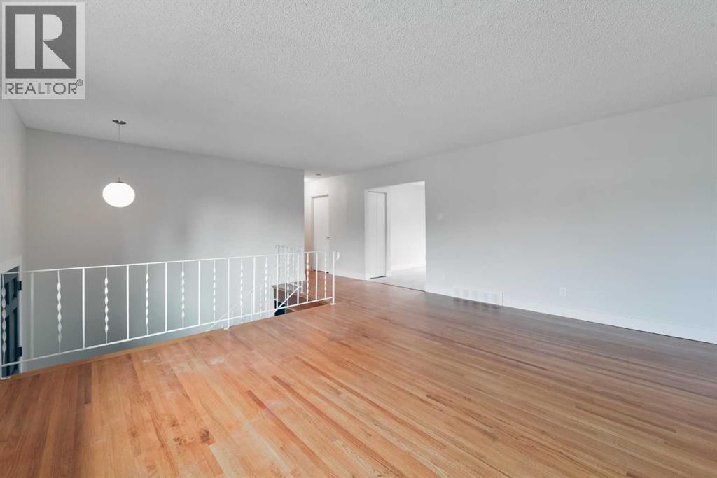 Photo 7 of 9916 5 Street Se, Calgary AB