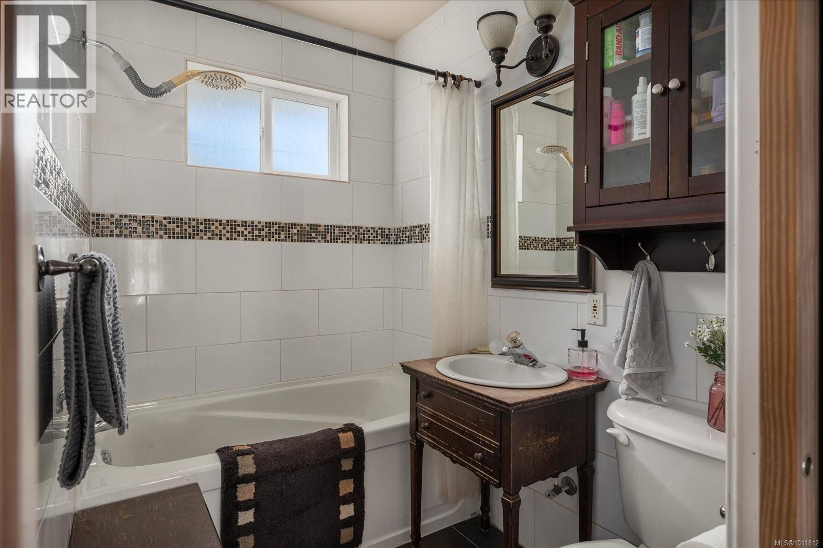 Photo 6 of 1813 Northfield Rd, Nanaimo BC