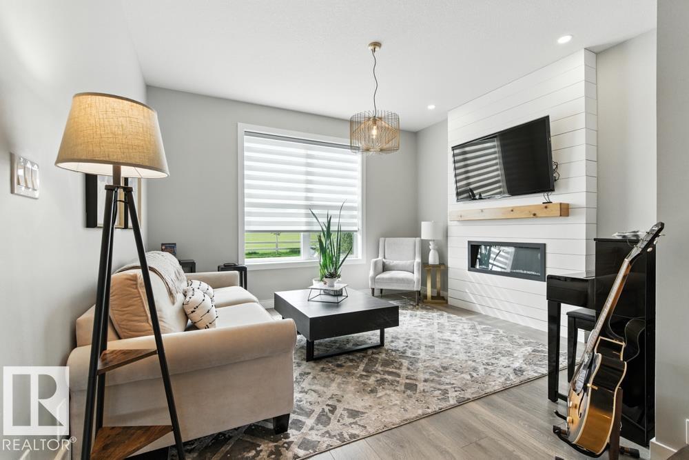 Photo 3 of 305 Hawks Ridge Bv Nw, Edmonton AB