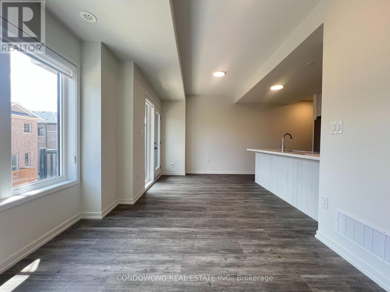 Photo 3 of 214 Matawin Lane, Richmond Hill ON