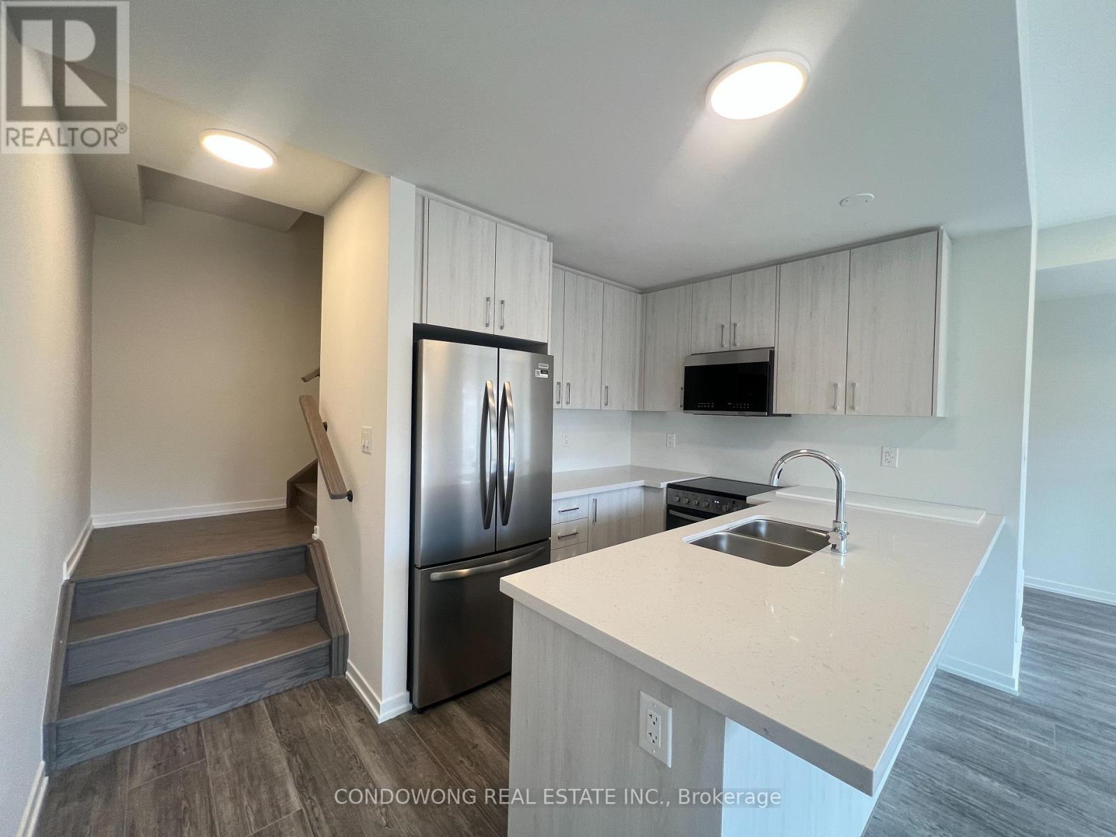 Photo 4 of 214 Matawin Lane, Richmond Hill ON