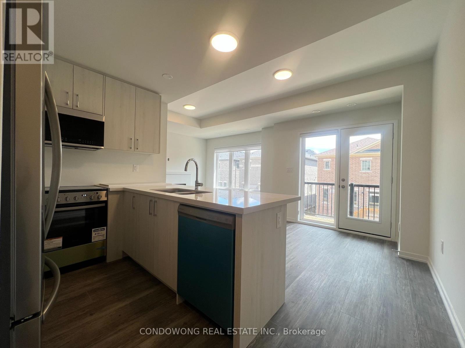 Photo 5 of 214 Matawin Lane, Richmond Hill ON