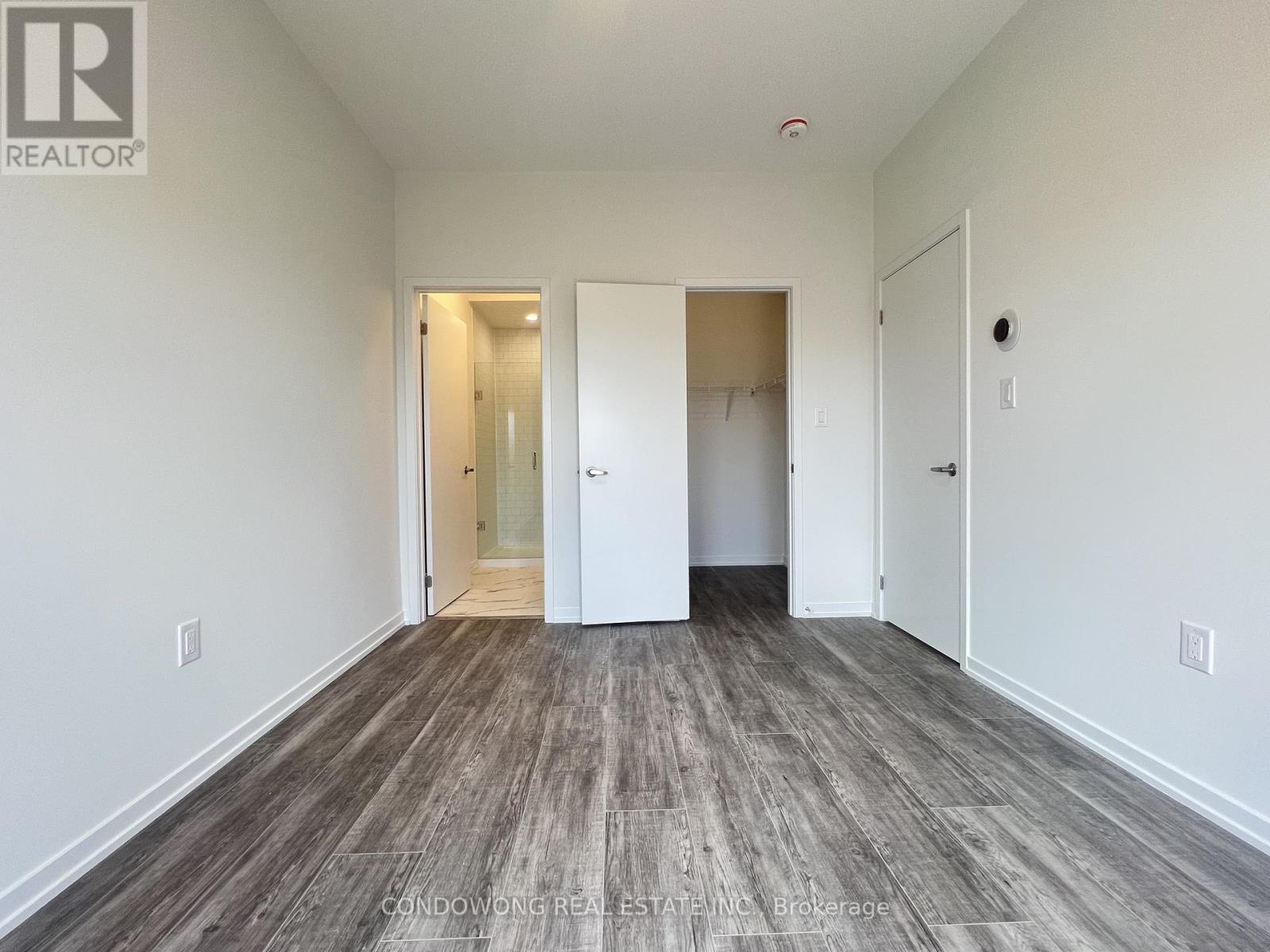 Photo 9 of 214 Matawin Lane, Richmond Hill ON