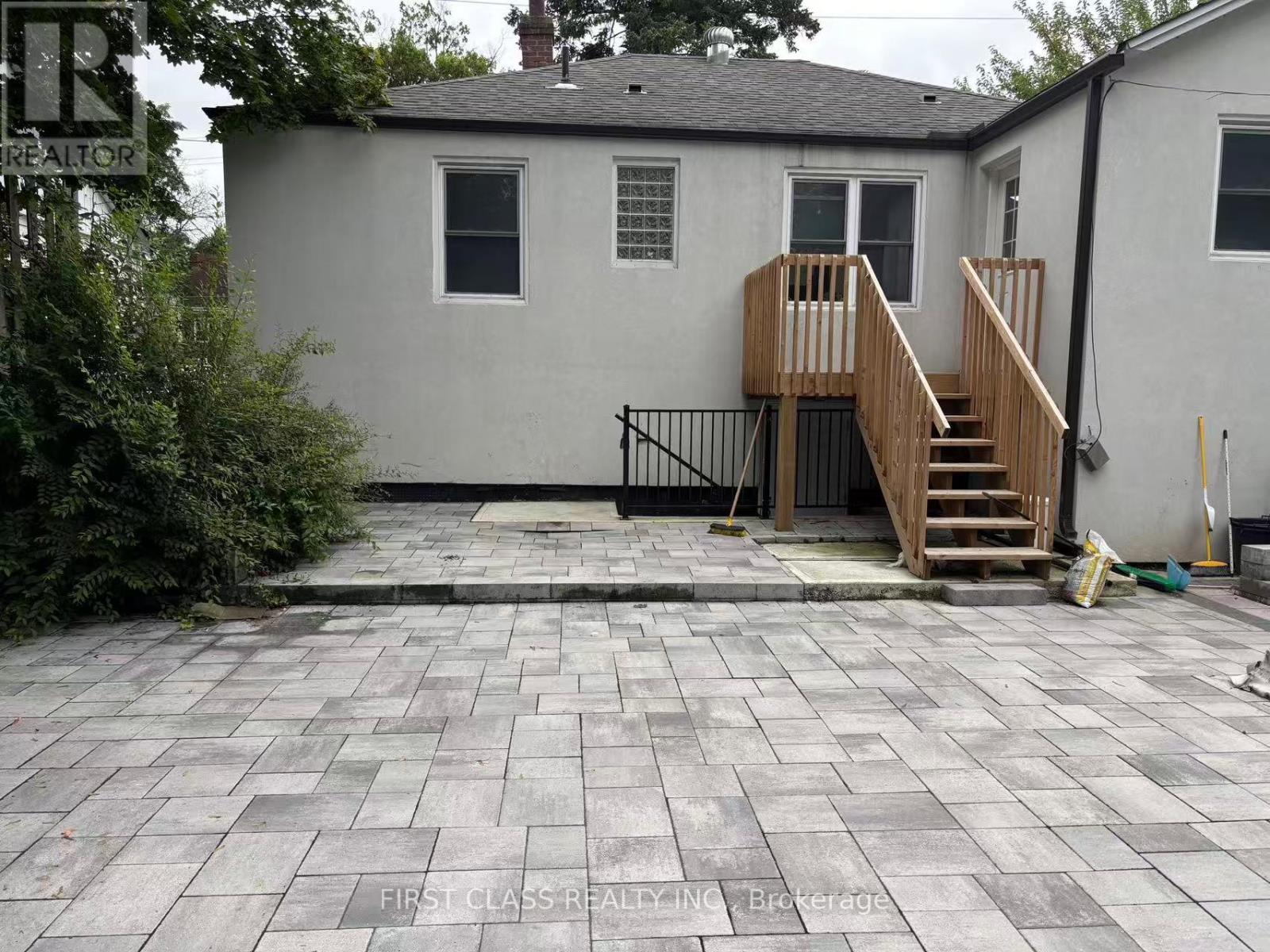 Photo 1 of 102 Steeles Ave East Avenue, Markham ON